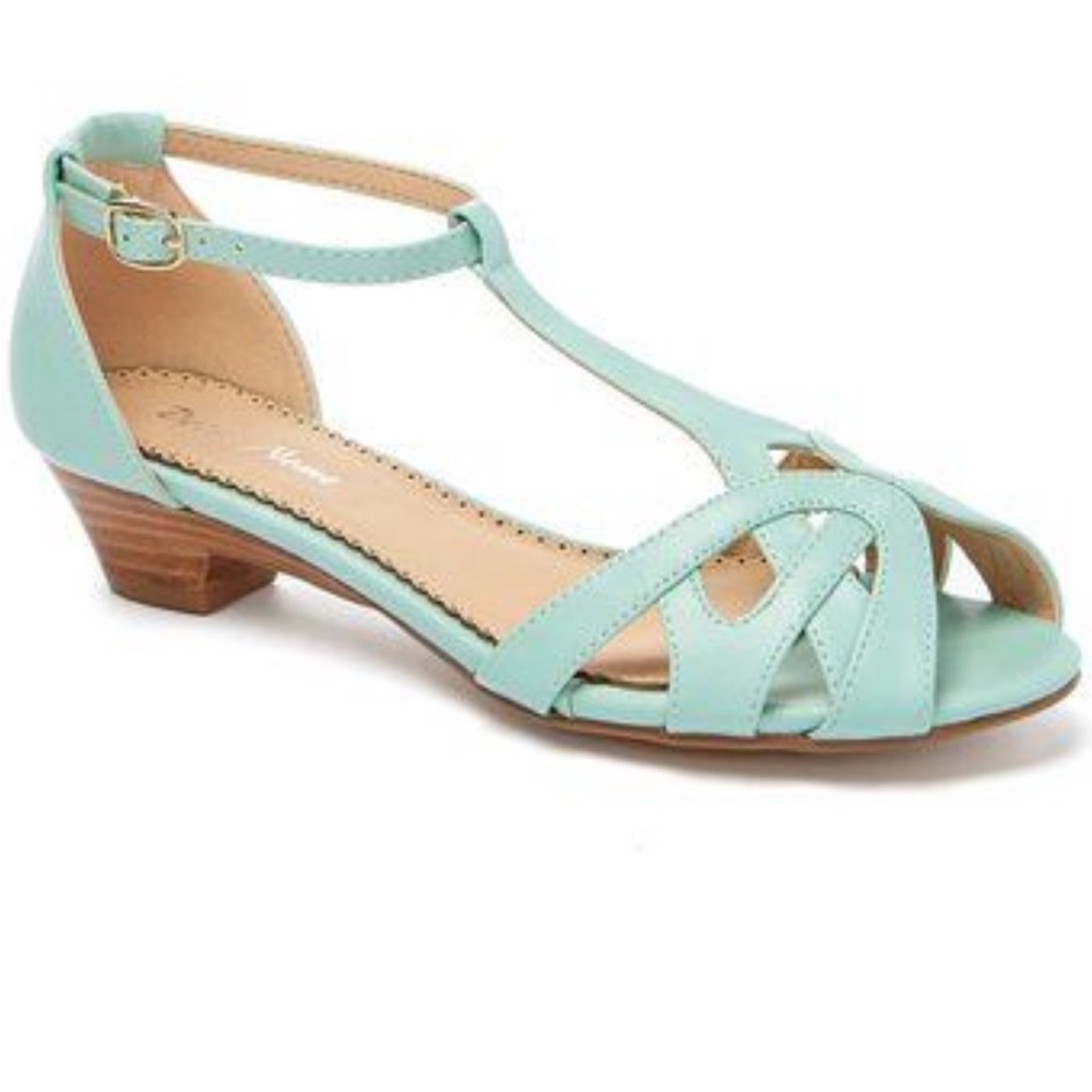 BNIB Dolce Nome Lana Sandals in color Mint